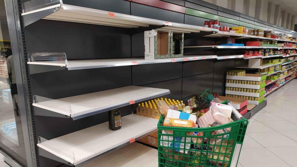 Estanterías de un supermercado sin productos.