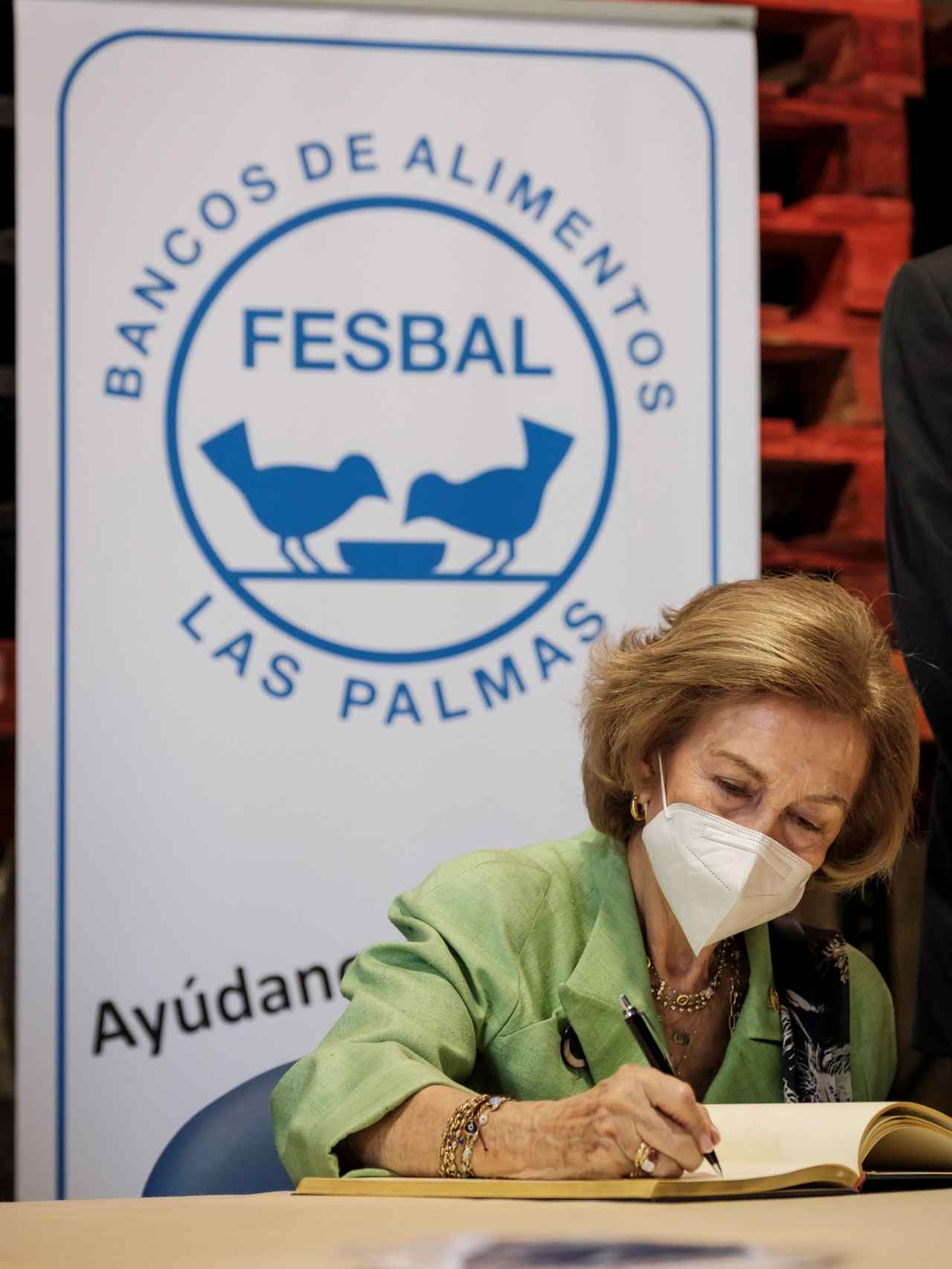 La reina Sofía ha hecho un generoso donativo a FESBAL, entidad con la que colabora desde hace varios años.