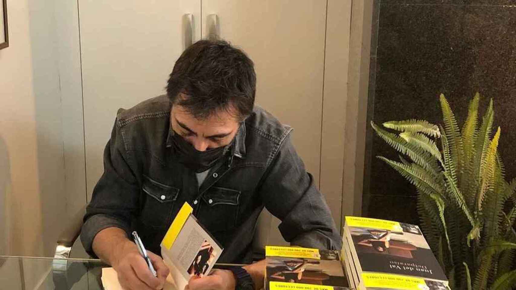Juan del Val firmando ejemplares del libro 'Delparaíso'.
