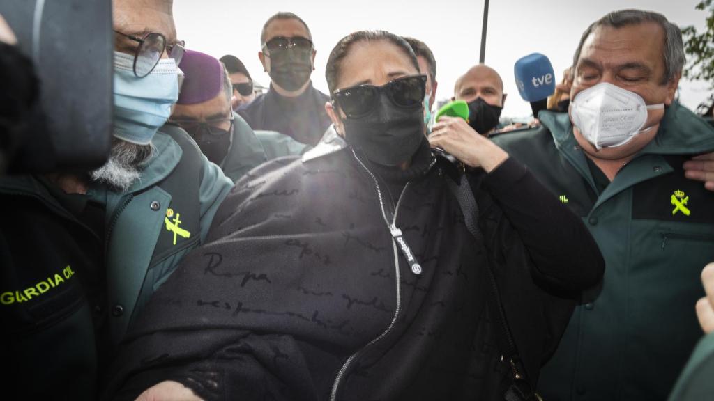 Isabel Pantoja llegó a los juzgados vestida de negro y escoltada por la Guardia Civil.