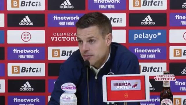César Azpilicueta en rueda de prensa con la selección española