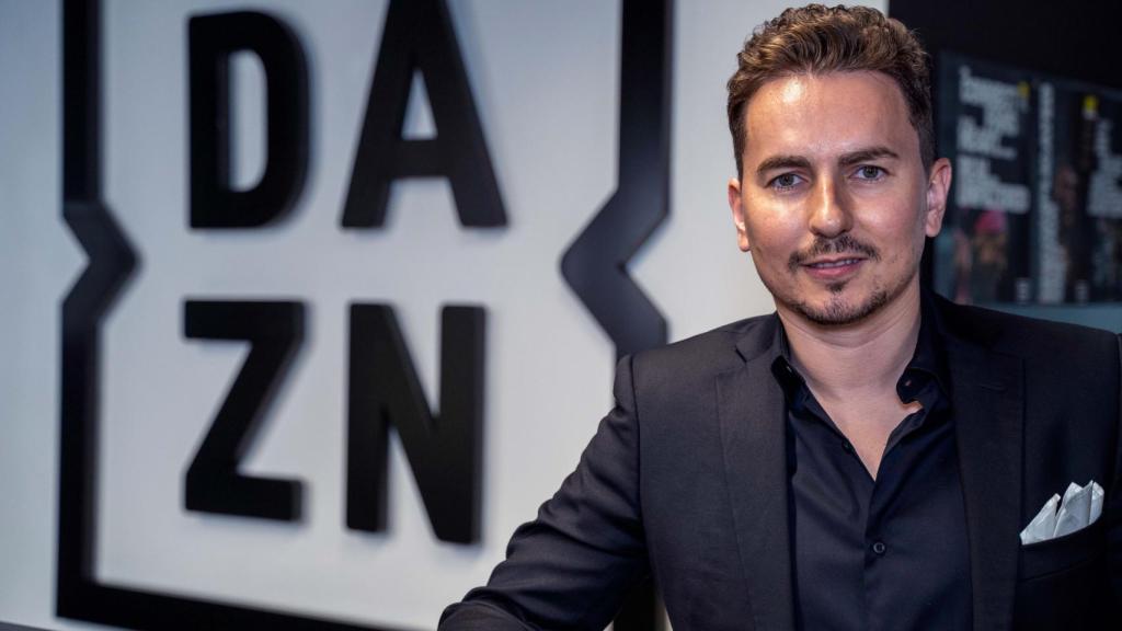 Jorge Lorenzo posa en una sesión tras anunciar su fichaje por DAZN