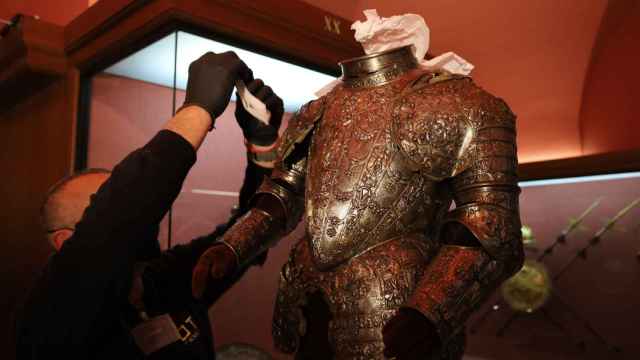 La armadura de niño de Felipe III, desembalada a su regreso a la Real Armería. / Patrimonio Nacional
