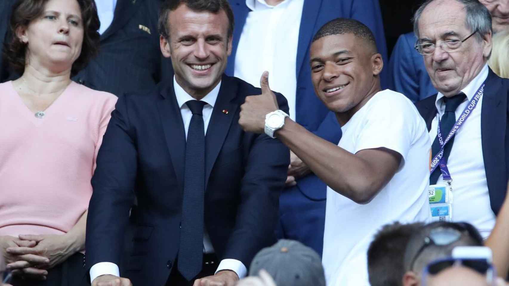 Kylian Mbappé, entre Emmanuel Macron y Noël Le Graet