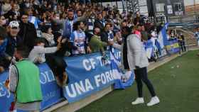 Jugadores del CF Talavera saludando al público tras la victoria del domingo.