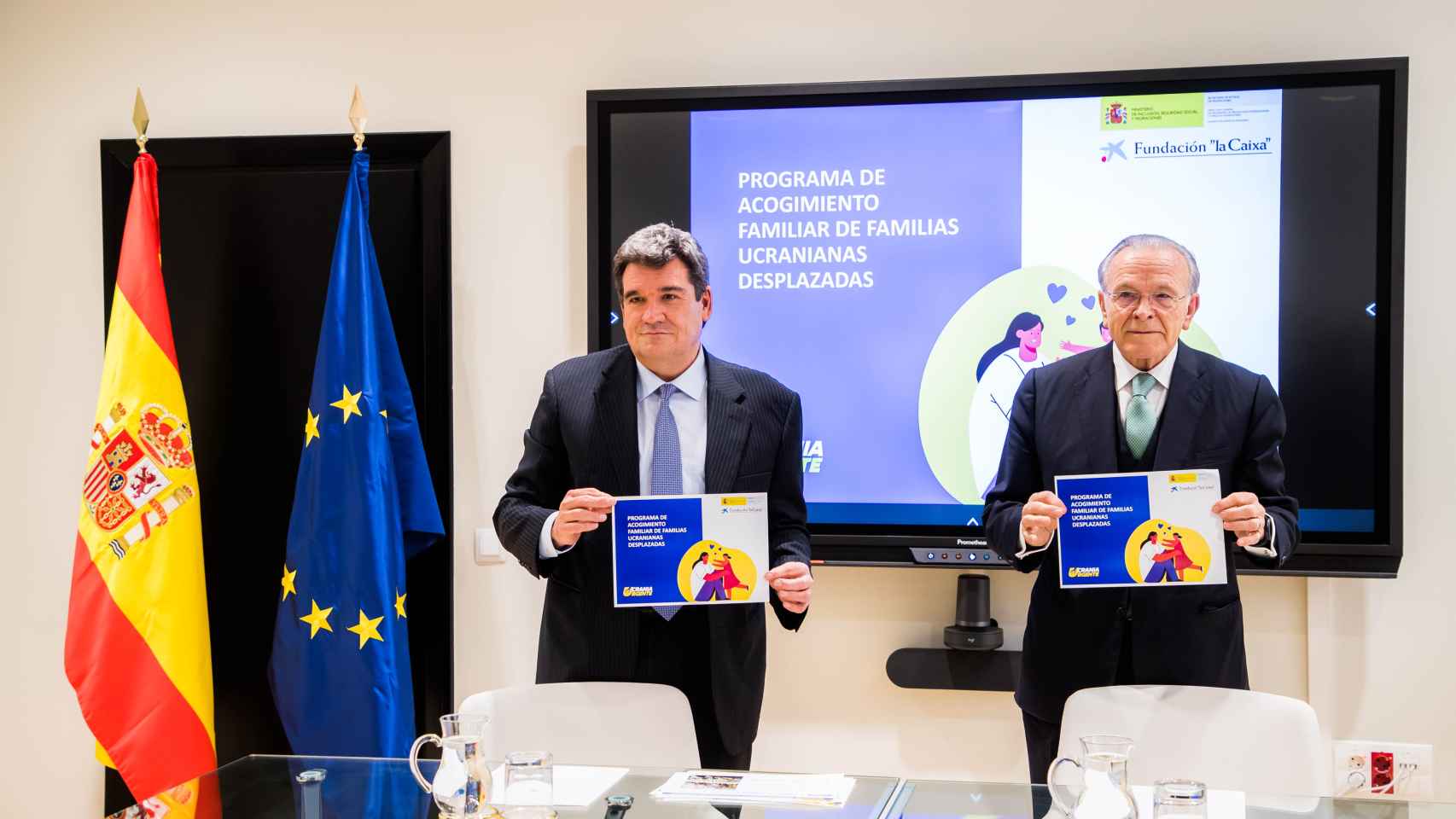 El ministro de Inclusión, Seguridad Social y Migraciones, José Luis Escrivá, y el presidente de la Fundación 'la Caixa', Isidro Fainé, durante la firma el acuerdo.