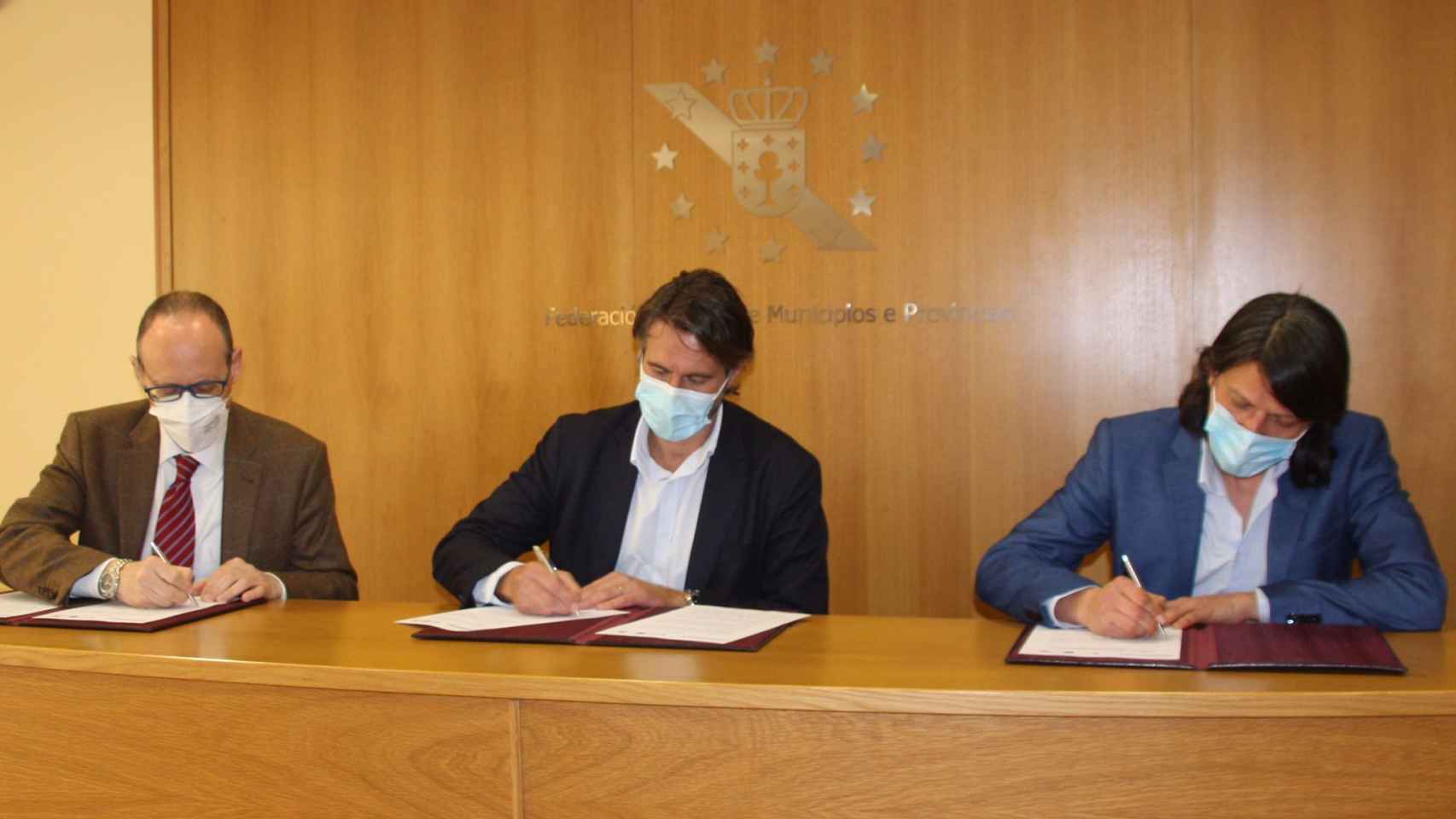 Firma del acuerdo entre la Federación Gallega de Municipios y Provincias, la UNED Pontevedra y Fuertes Razones