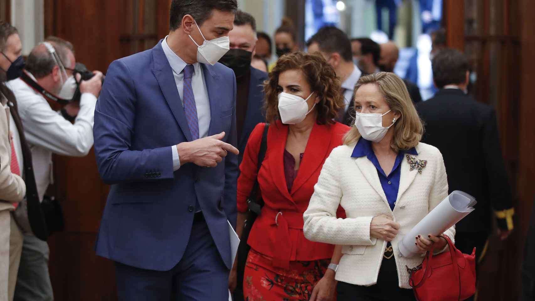 Pedro Sánchez, María Jesús Montero y Nadia Calviño en los pasillos del Congreso de los Diputados, este miércoles.