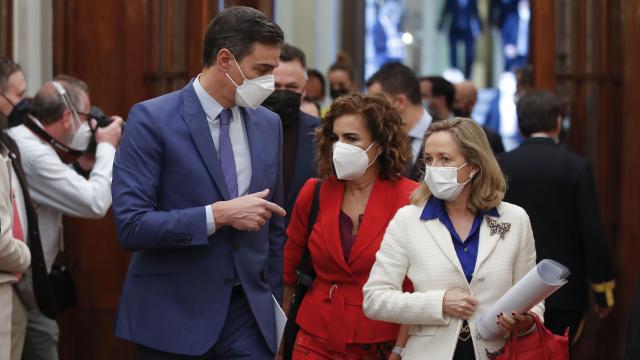 Pedro Sánchez, María Jesús Montero y Nadia Calviño en los pasillos del Congreso de los Diputados.