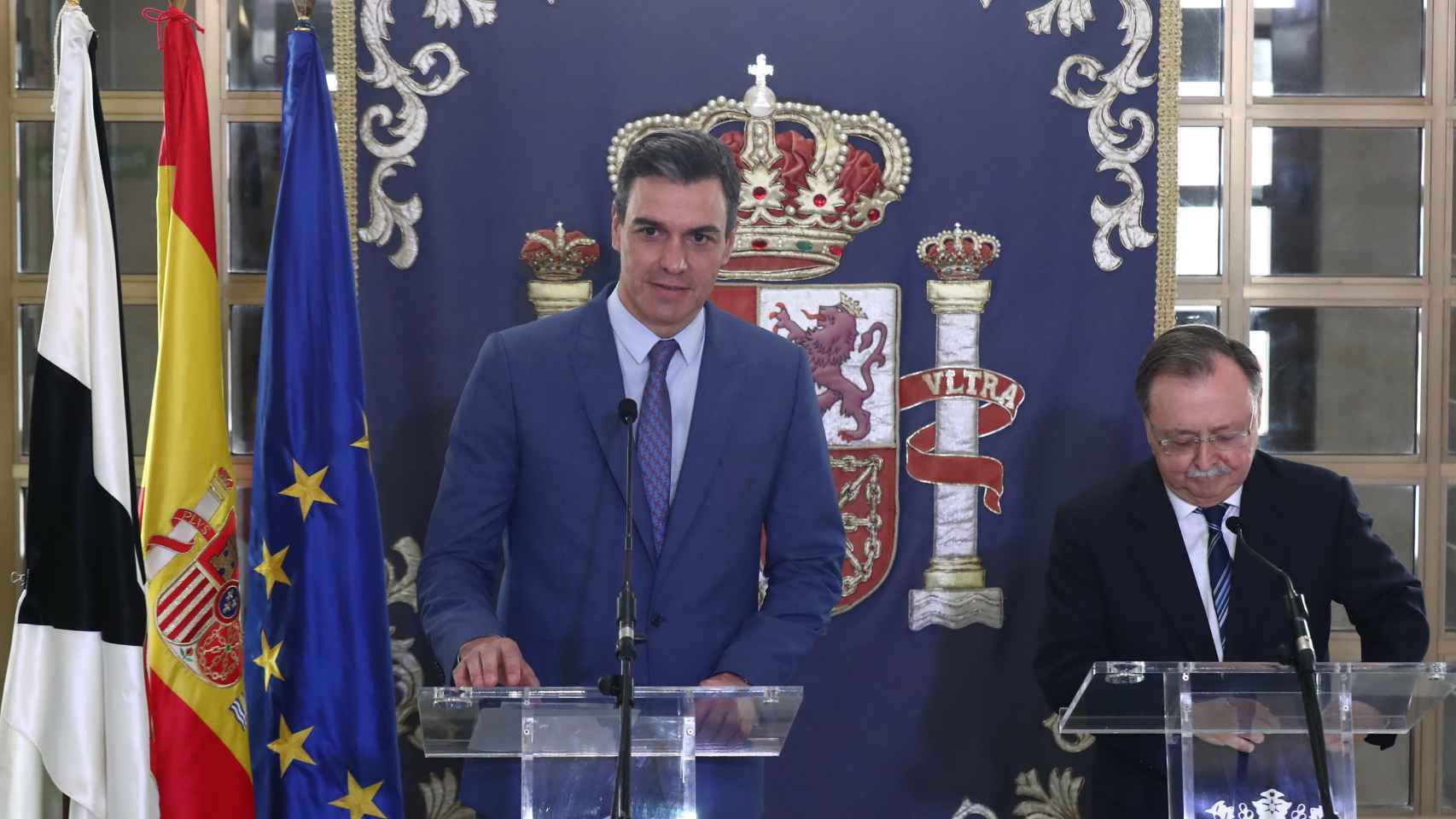 El presidente del Gobierno, Pedro Sánchez, acompañado por el presidente de la ciudad autónoma de Ceuta, Juan Jesús Vivas, este miércoles.