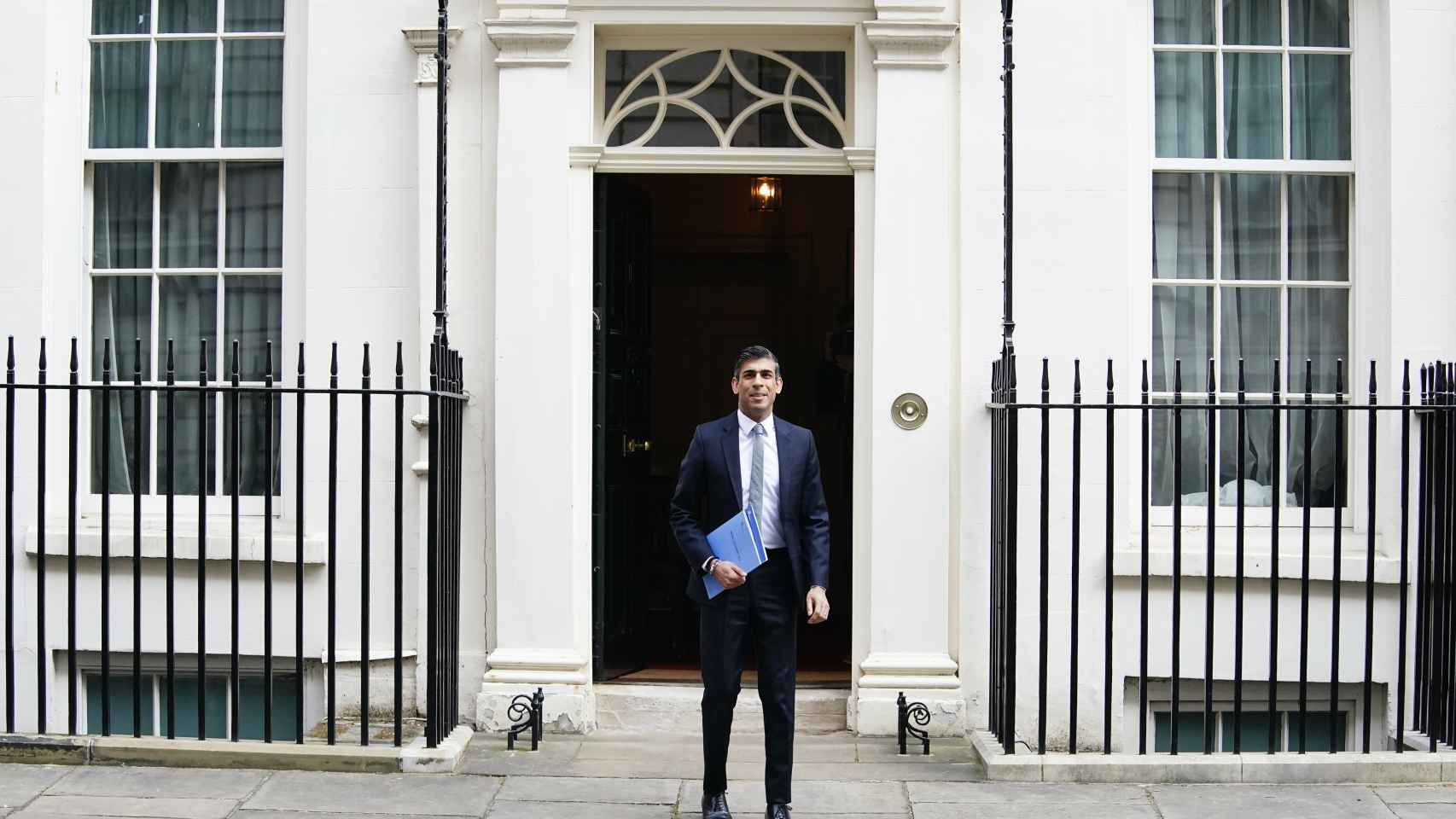 Rishi Sunak, canciller de Hacienda de Reino Unido, a su salida de Downing Street para acudir a su comparecencia en el Parlamento Británico