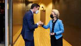 Pedro Sánchez saluda a Ursula von der Leyen durante su visita a Bruselas el pasado lunes
