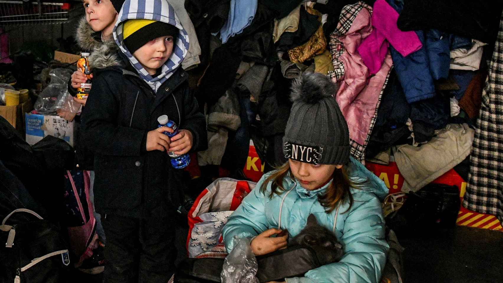 Varios niños en un centro de acogida tras salir de Mariúpol.