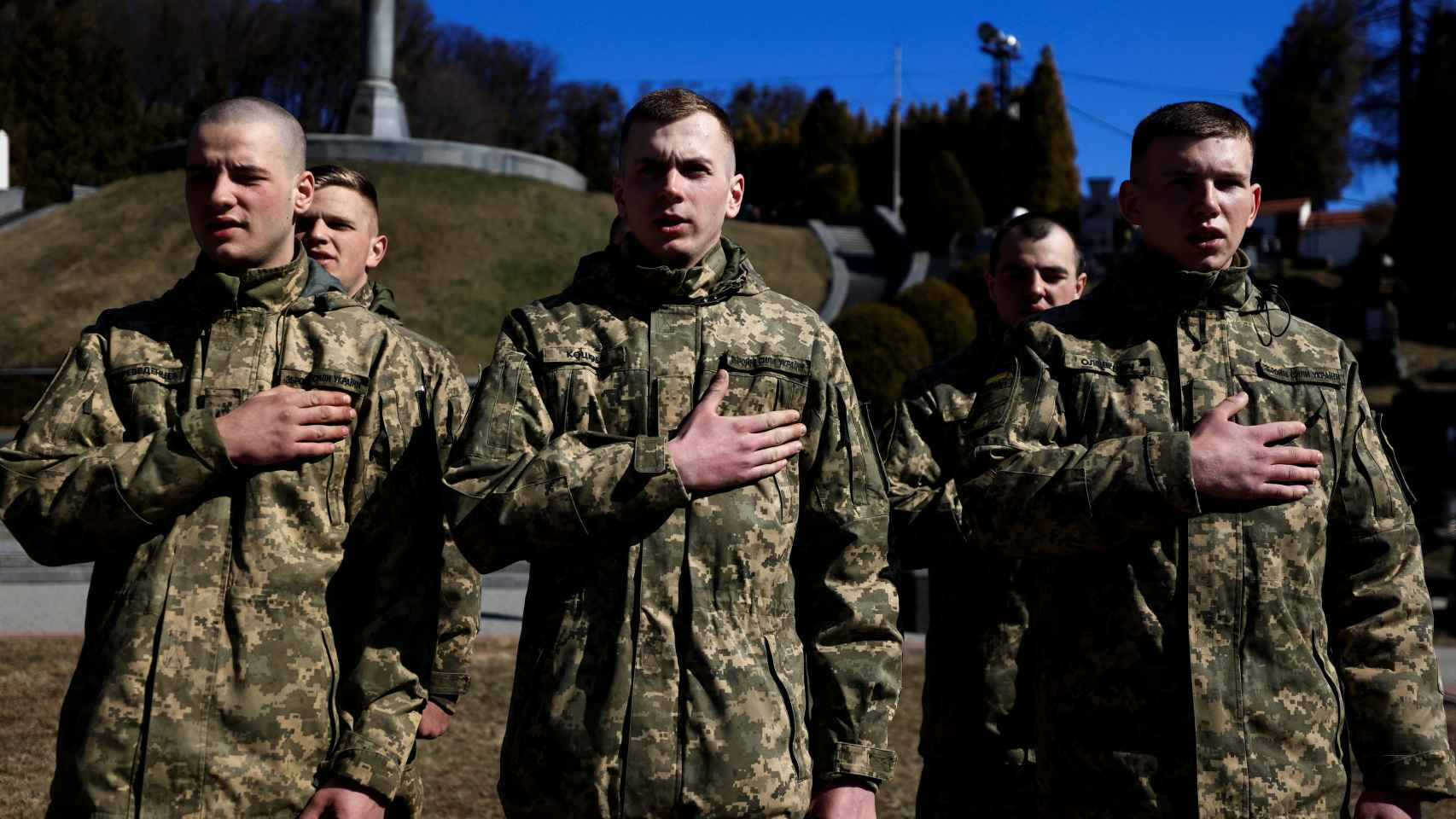 Soldados ucranianos rinden homenaje a un compañero en Lviv.
