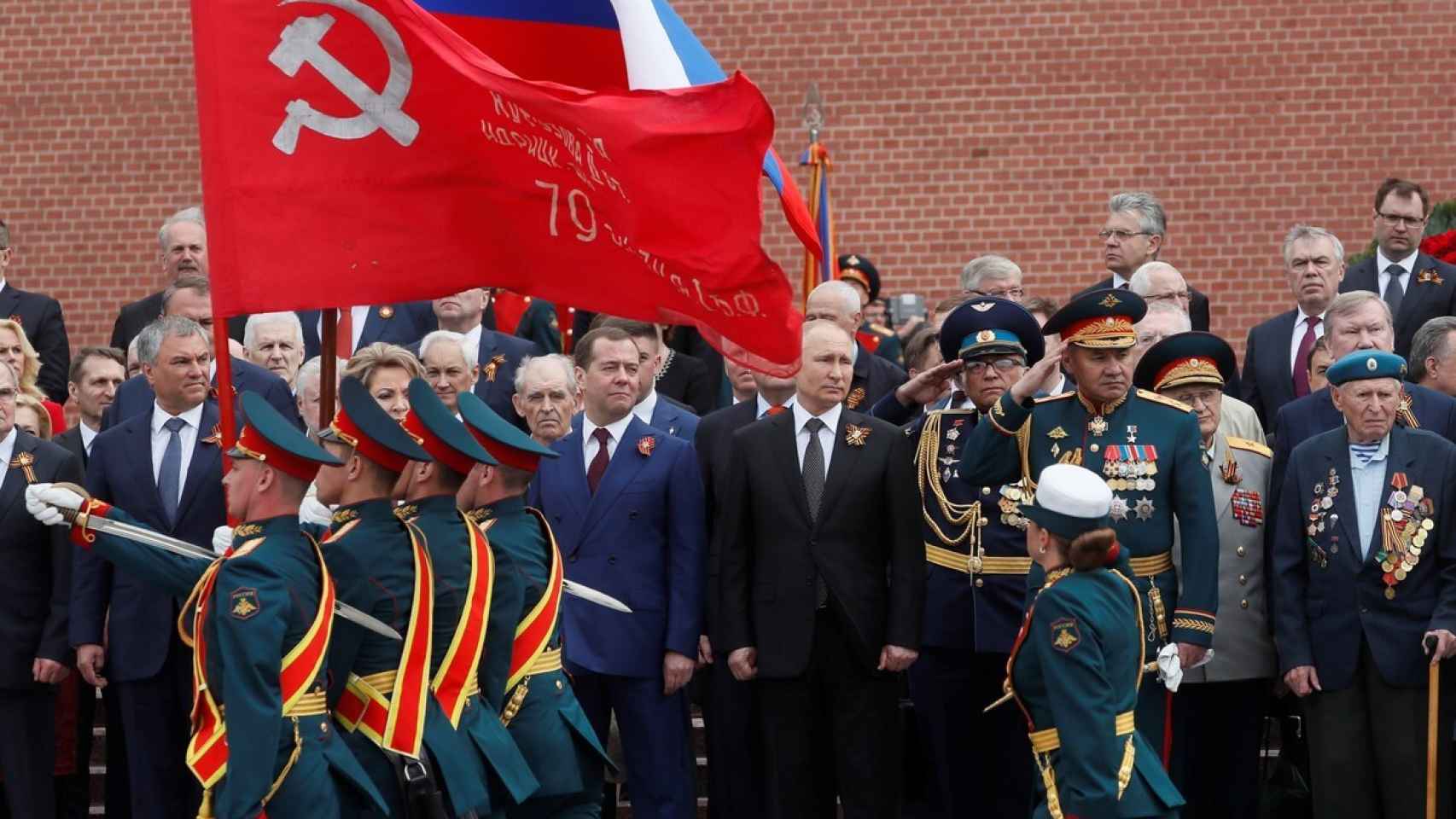 El presidente ruso, Vladímir Putin, y otros cargos del Gobierno asisten al desfile militar del Día de la Victoria, en la Plaza Roja de Moscú.