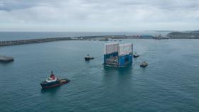 El cajonero Kugira abandona el Puerto Exterior de A Coruña.