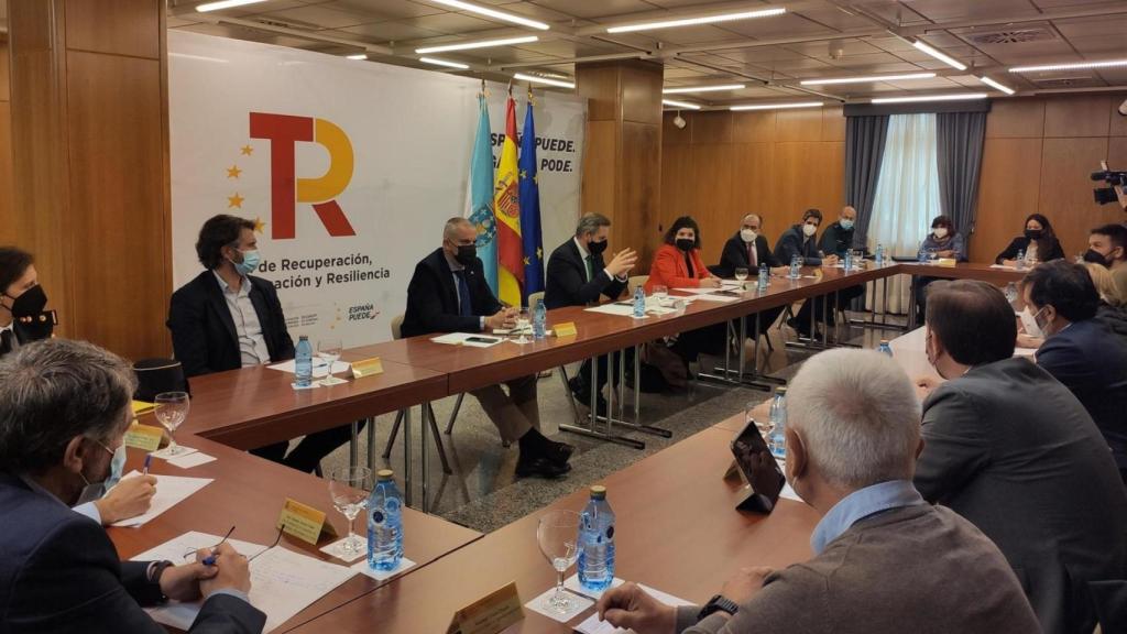 El delegado del Gobierno en Galicia, José Miñones, y la subdelegada de A Coruña, María Rivas, en una reunión celebrada este miércoles en A Coruña.