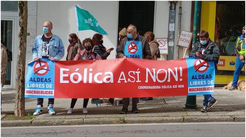 La concentración de Eólica Así Non ante el Parlamento de Galicia.