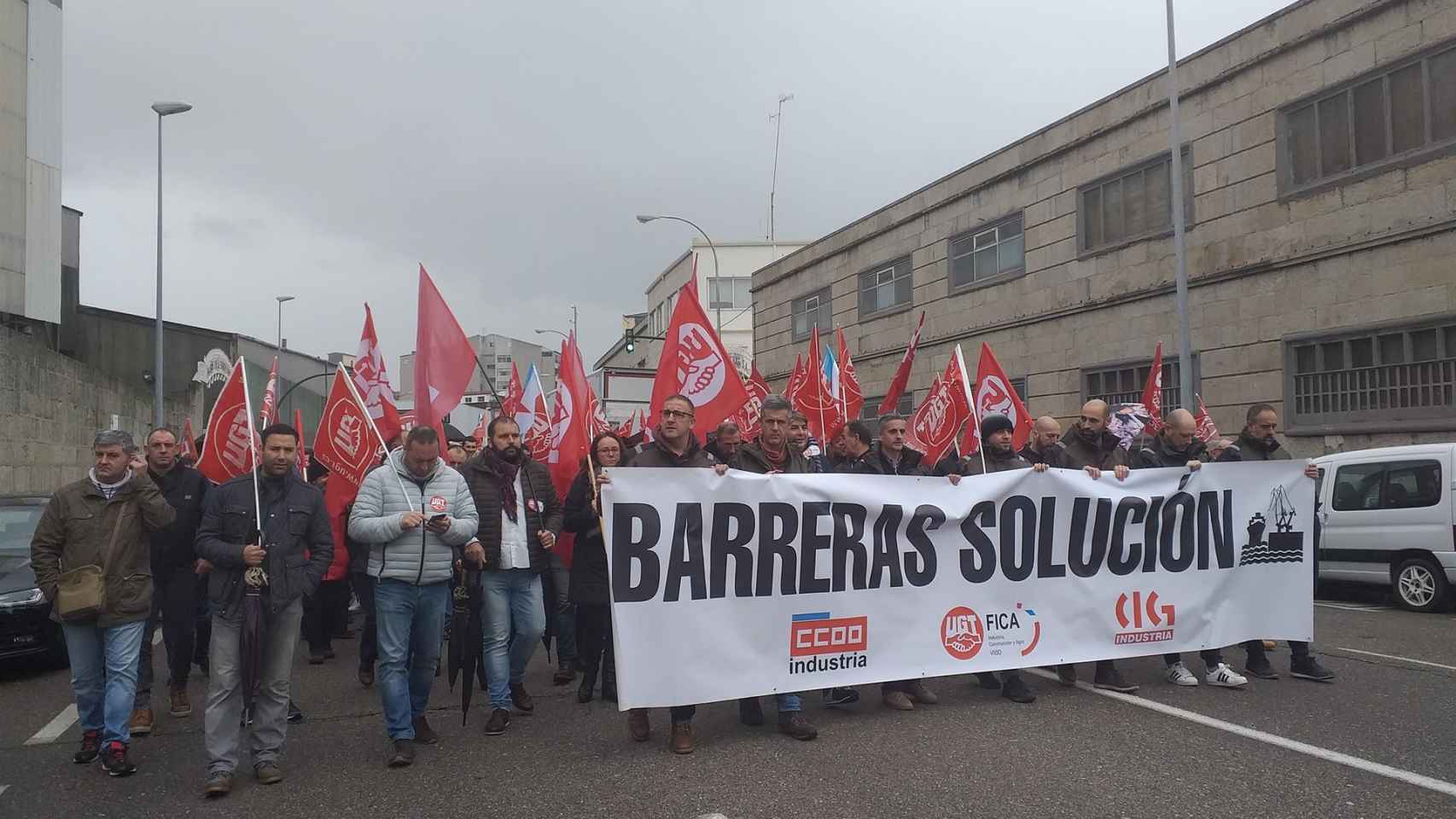 Trabajadores del astillero Barreras de Vigo se manifiestan en Beiramar.