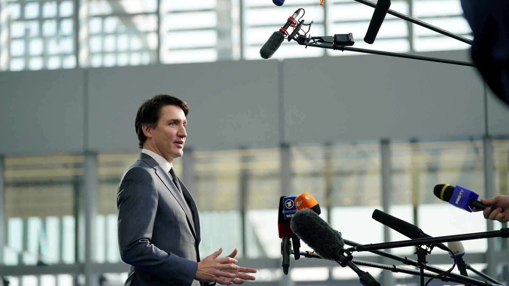 El primer ministro de Canadá, Justin Trudeau, habla con la prensa en la cumbre de la OTAN