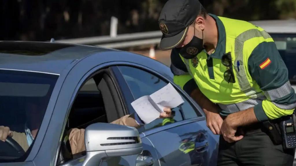 Un agente de tráfico de la Guardia Civil.