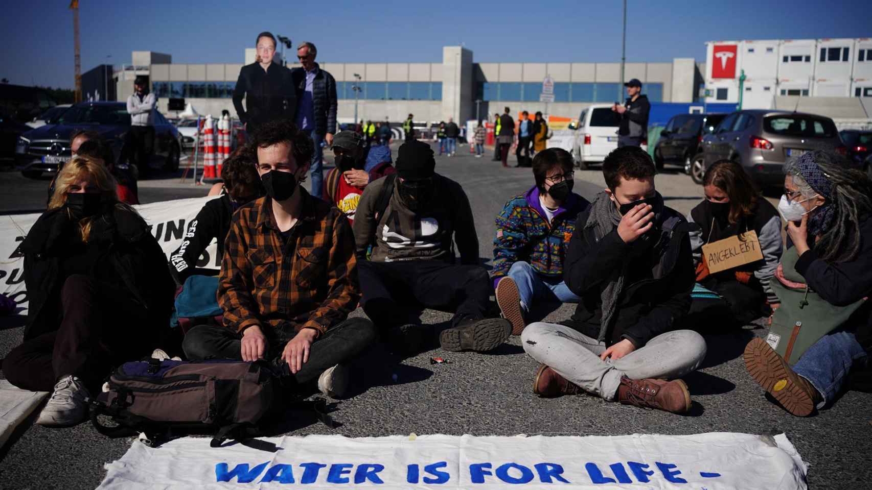 Sentada de manifestantes ecologistas frente a la factoría de Tesla en Alemania
