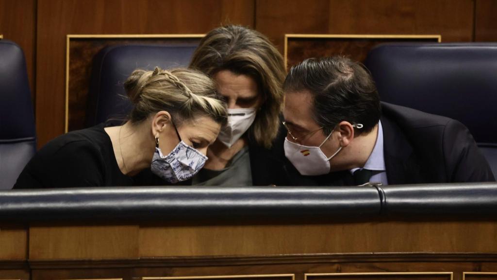 Yolanda Díaz junto a Teresa Ribera y José Manuel Albares. EP