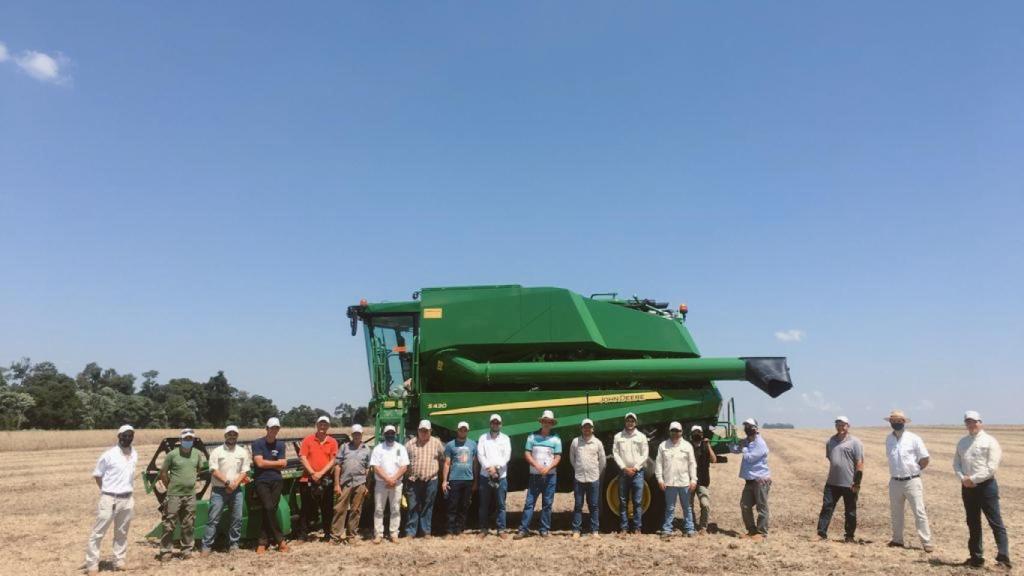 Productores en parcelas de cultivo donde se aplica la puntera tecnología de Nax Solutions.