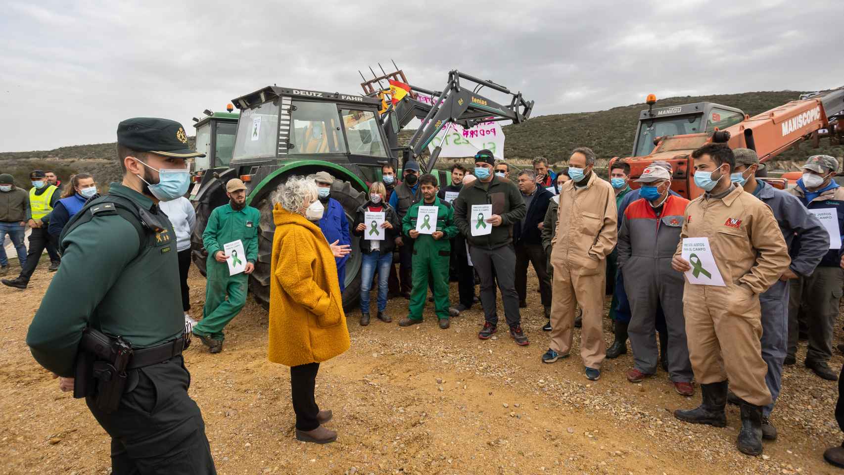 Protestas de agricultores y ganaderos ante la subdelegada del Gobierno