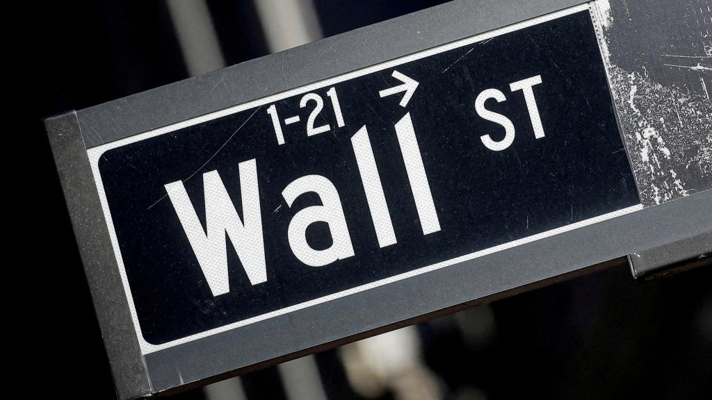 Una señal de Wall Street en el distrito financiero de Nueva York.