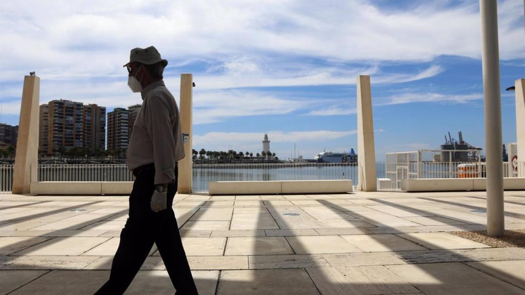 Un hombre pasea por el Muelle 1.