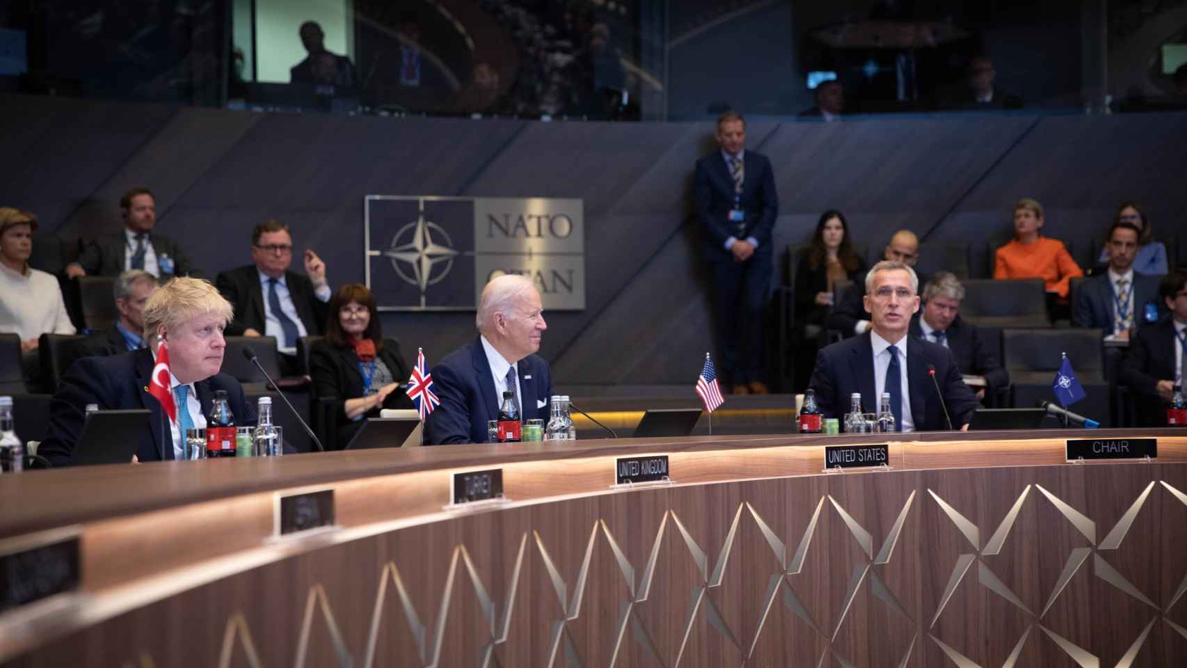 Boris Johnson, Joe Biden y Jens Stoltenberg, durante la cumbre de la OTAN