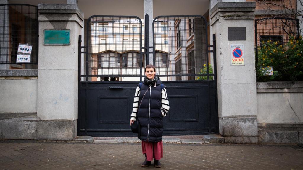 Mar Ramos, a las puertas del colegio al que acude su hijo con TEA.