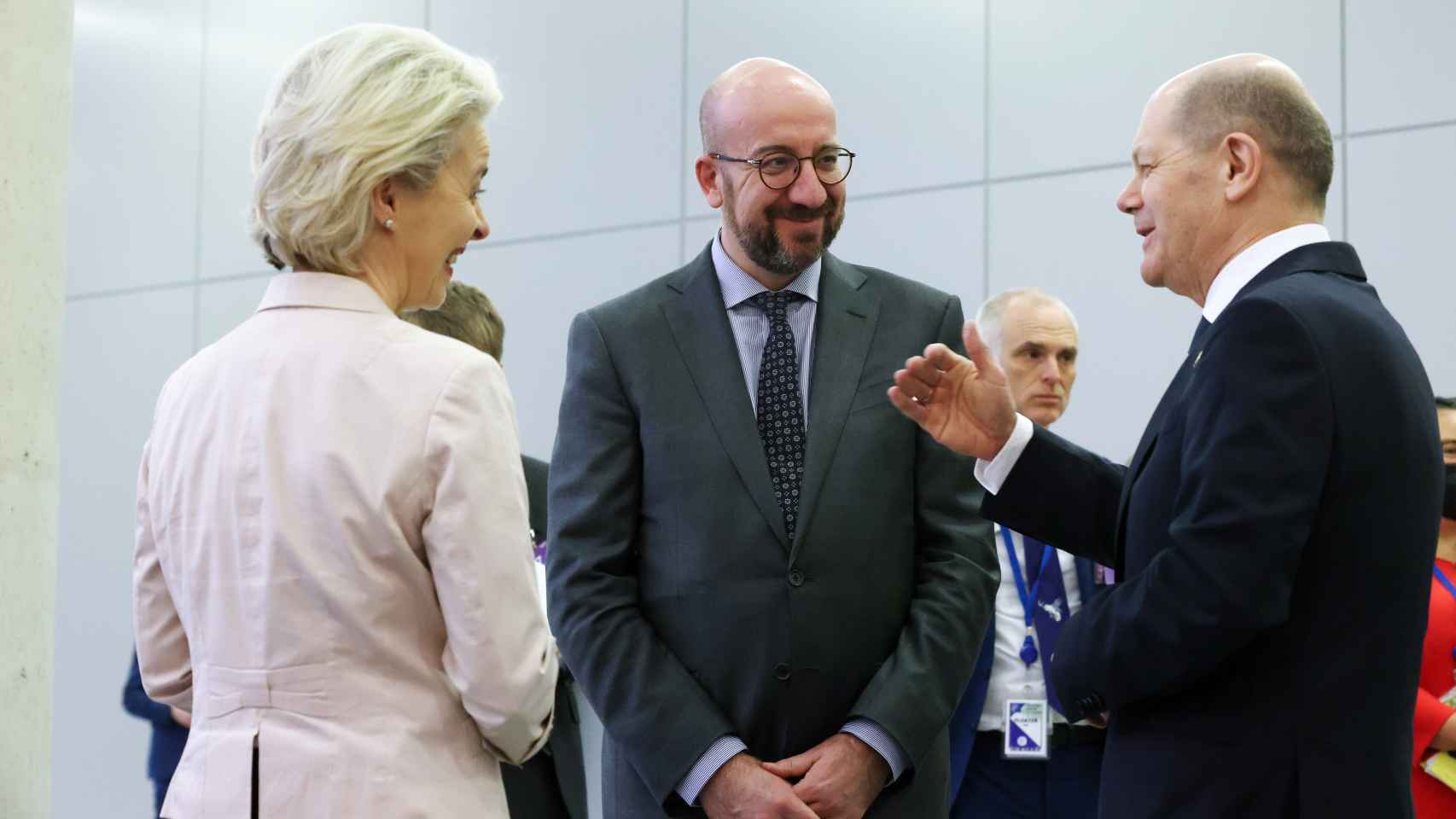 Olaf Scholz conversa con Ursula von der Leyen y Charles Michel durante el G-7 de este jueves