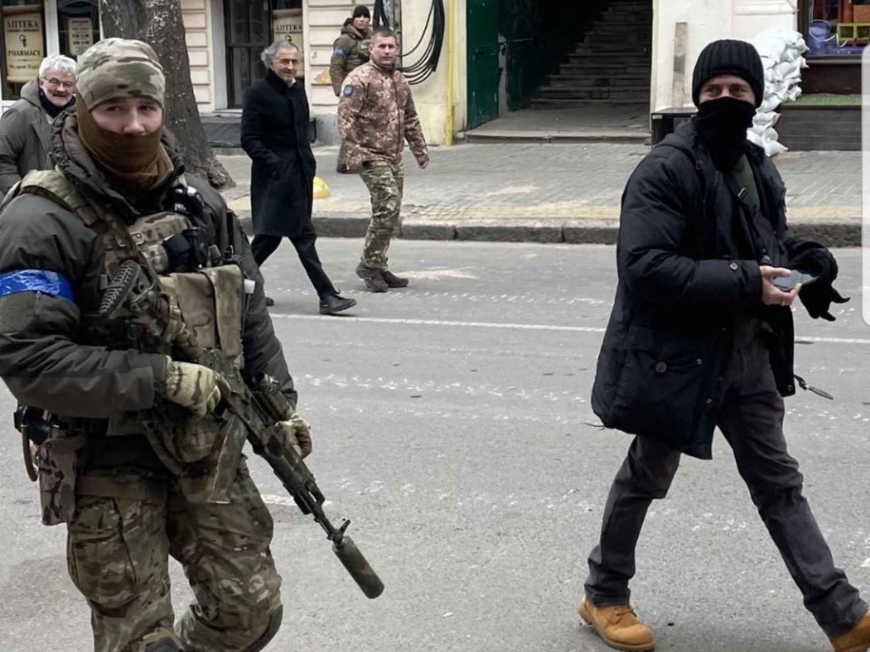 Bernard-Henri Lévy camina por las calles de Odesa junto a varios soldados ucranianos.