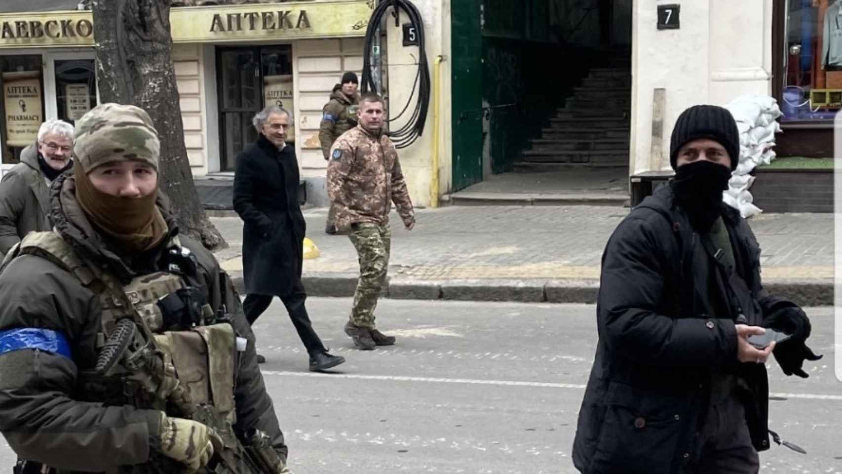Bernard-Henri Lévy camina por las calles de Odesa junto a varios soldados.
