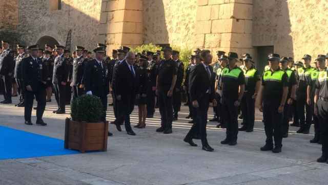 El alcalde de Alicante y miembros de la corporación con agentes de la Policía Local.