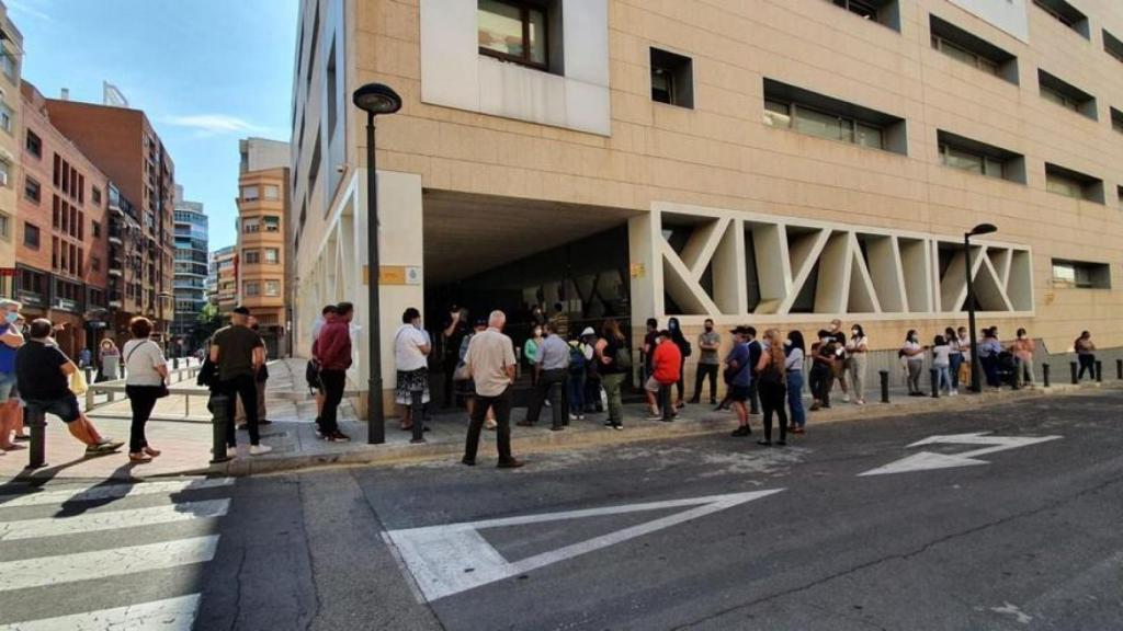 Una cola en la Policía Nacional de Alicante ciudad.