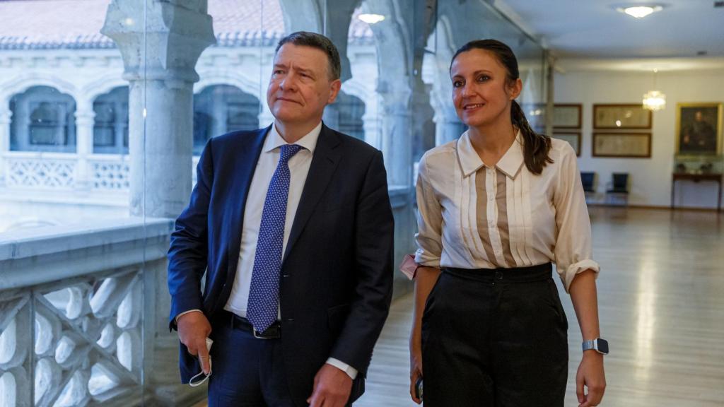 El economista y exministro socialista de Administraciones Públicas, Jordi Sevilla, junto a la directora de la Fundación Caja Rural Segovia