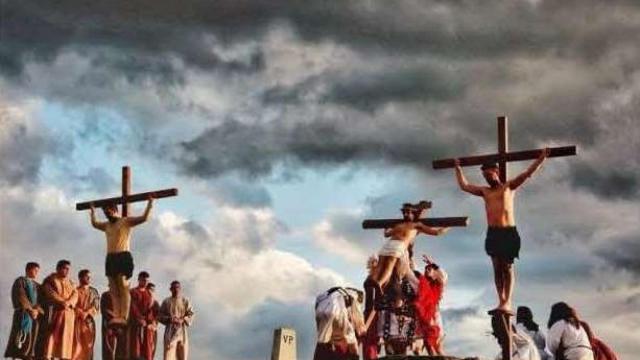 Viacrucis juvenil en Fresno el Viejo