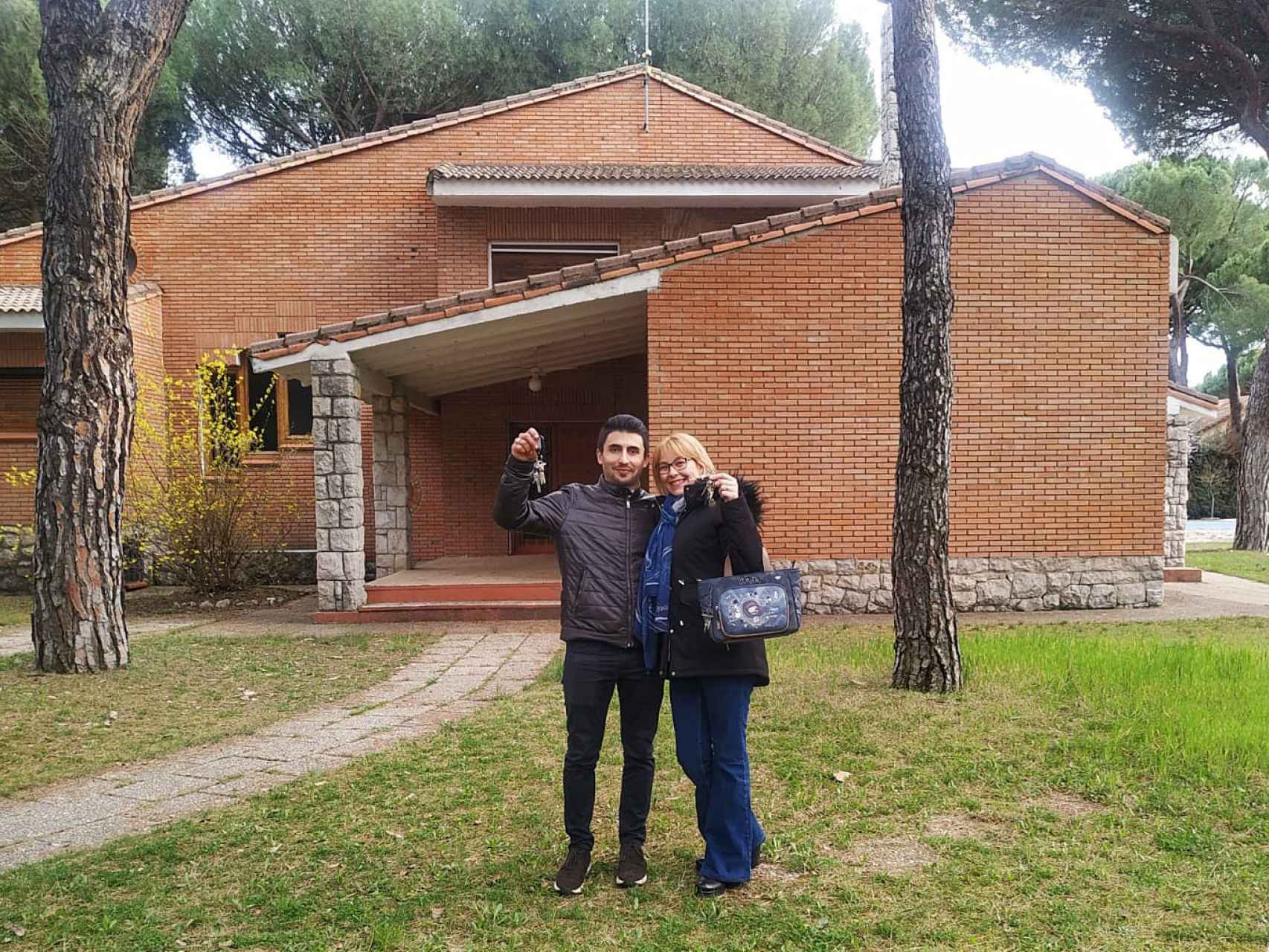 Sara y Guillermo, tras cerrar su hipoteca fija, con las llaves de su nueva casa