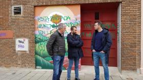 Iñaki Gómez y David Gago frente a las pintadas en la sede del PSOE de Zamora