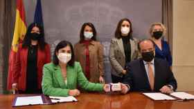 La ministra de Sanidad, Carolina Darias, y Sergio Rodríguez, director general de Pfizer España, durante la firma del acuerdo de adquisición del fármaco.