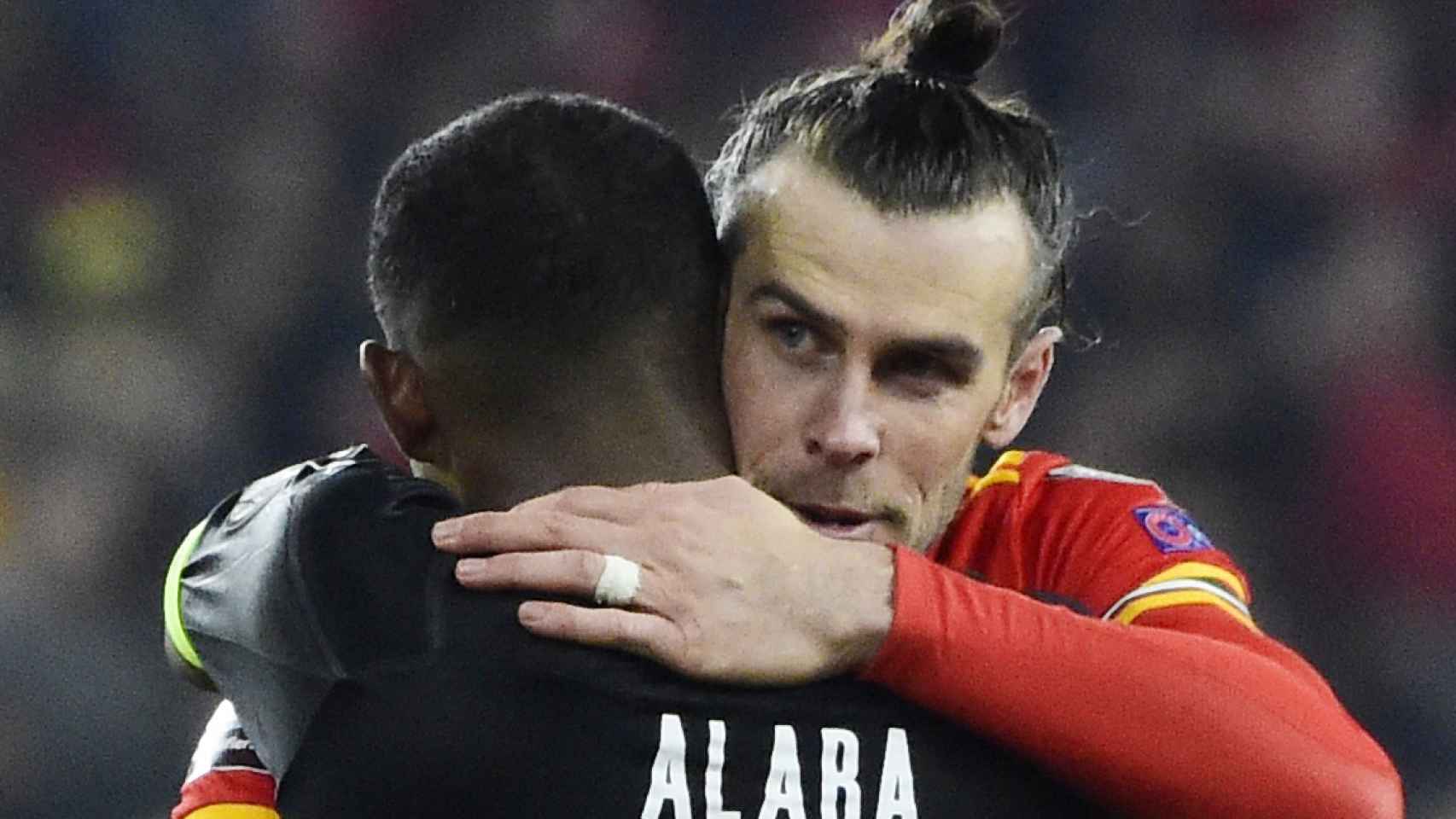 Abrazo entre Bale y Alaba, al final del Gales - Austria