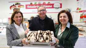 Los responsables de San Telesforo con el helado. Foto: Óscar Huertas