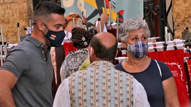 Alejandro Vila, primero por la izquierda, portavoz de Vox en Sagunto (Valencia) y uno de los denunciantes.