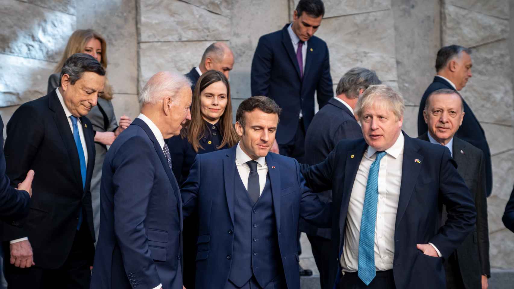 Macron abraza a Johnson y Biden, junto a Draghi y Erdogan, con Pedro Sánchez al fondo, en la sede de la OTAN de Bruselas.