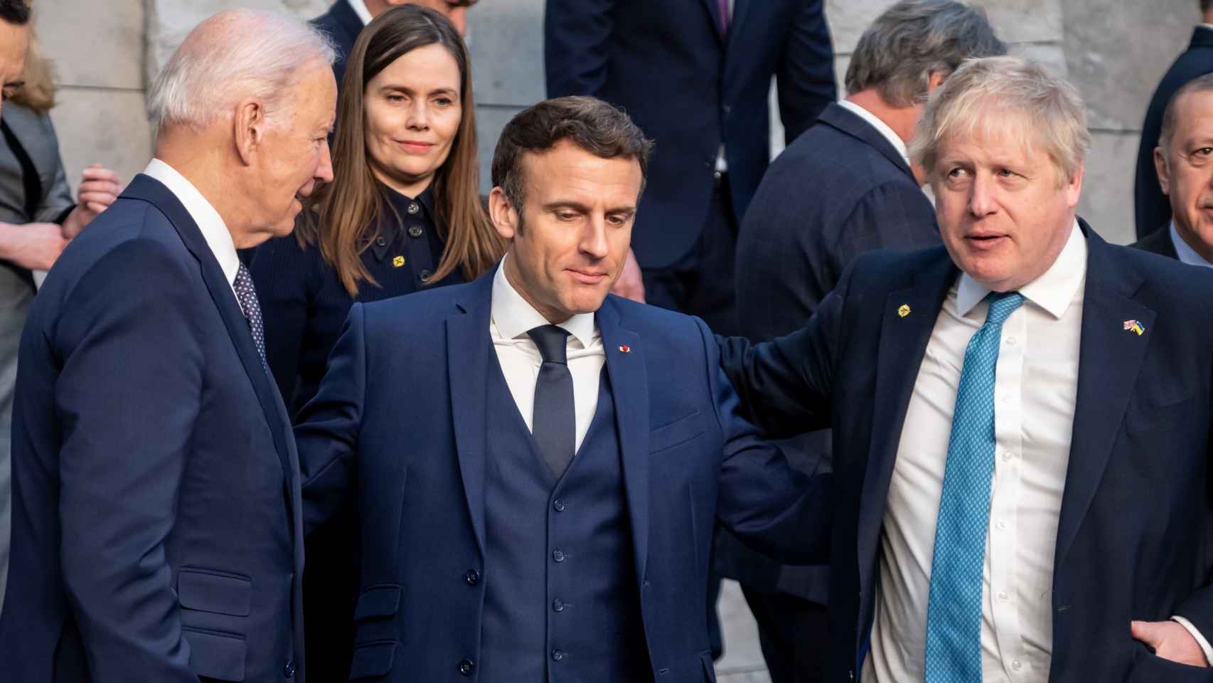 Macron abraza a Johnson y Biden en la sede de la OTAN de Bruselas la pasada semana.