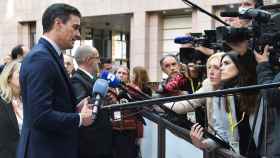 Pedro Sánchez habla con la prensa a su llegada este jueves al Consejo Europeo
