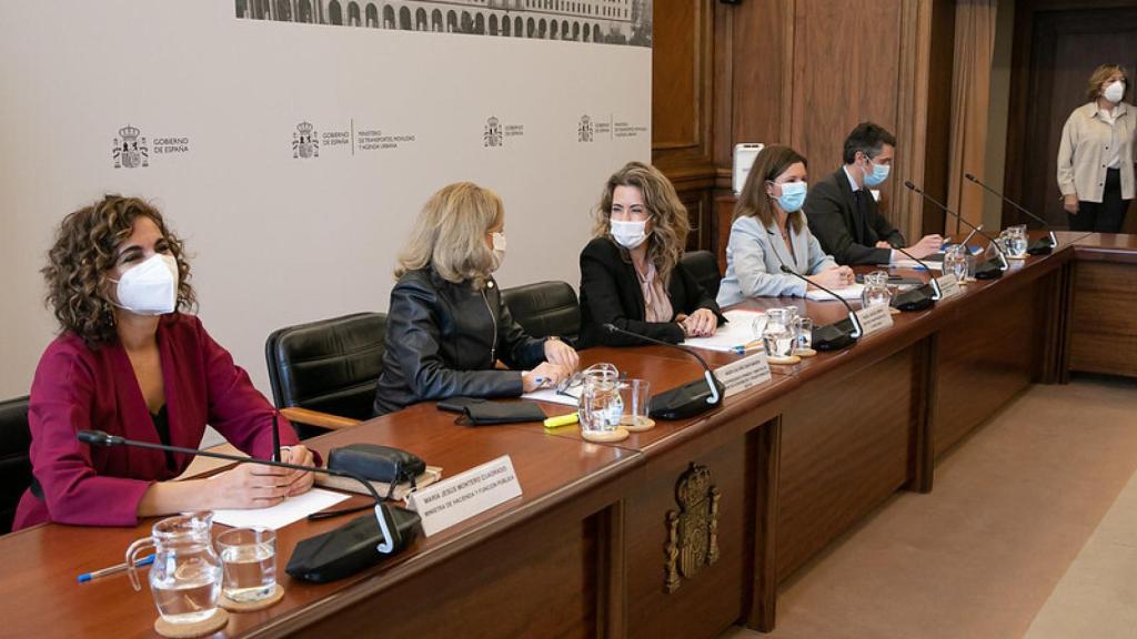 La vicepresidenta primera del Gobierno y ministra de Asuntos Ecónomicos, Nadia Calviño, y las ministras de Transportes y de Hacienda, Raquel Sánchez y María Jesús Montero, en una reunión con el Comité Nacional de Transporte por Carretera (CNTC).